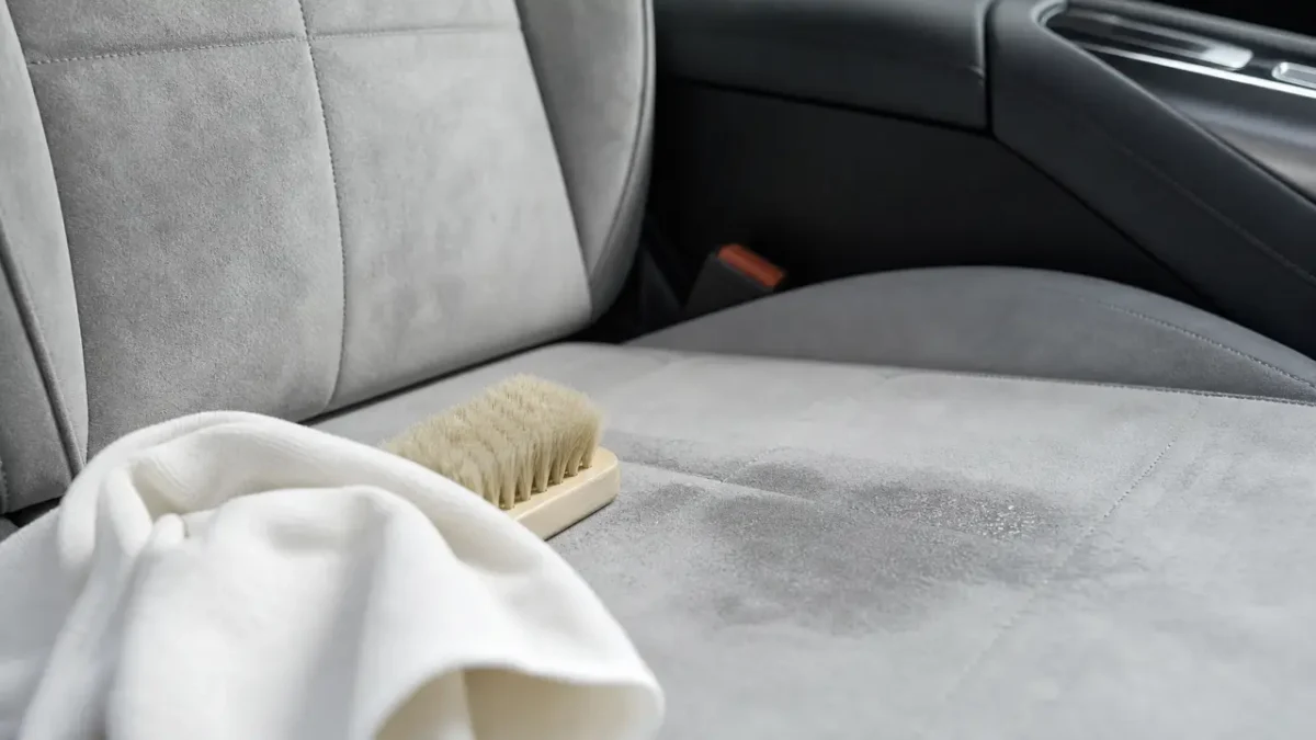 Alcantara nettoyage : microfibre et brosse sur siège en alcantara gris clair, fibres nettes