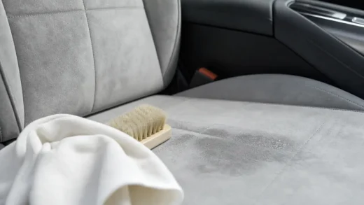 Alcantara nettoyage : microfibre et brosse sur siège en alcantara gris clair, fibres nettes