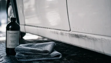 Trace noire à enlever sur carrosserie blanche : savon noir, microfibre et transfert bitumineux.